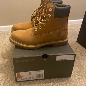 *BRAND NEW NEVER WORN* Womens wheat Timberland